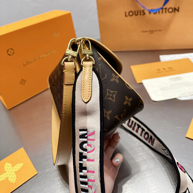 LOUIS VUITTON Diane